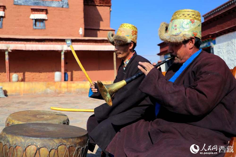 “宣”舞配樂師。人民網(wǎng) 李海霞