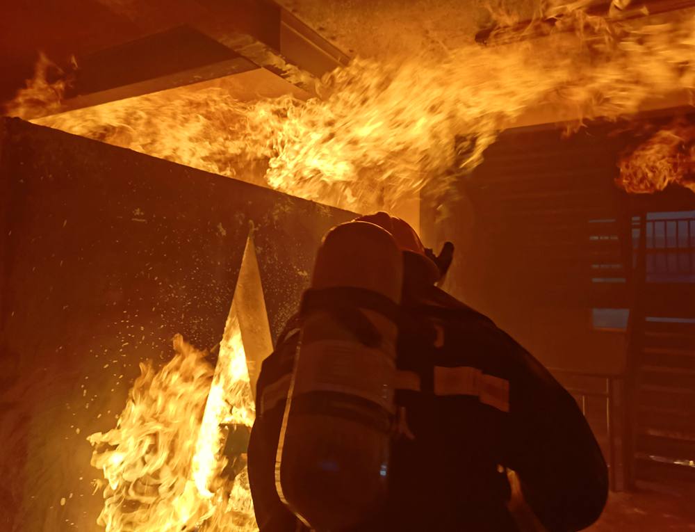 畫(huà)面“燃爆”。