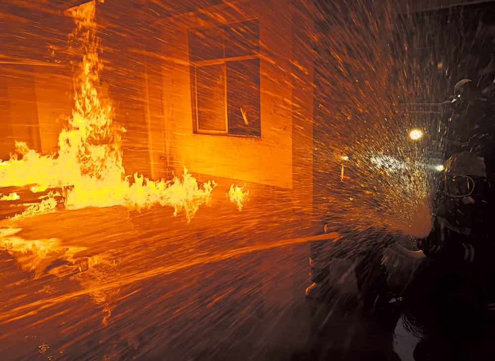 滅火救援演練，畫(huà)面震撼。