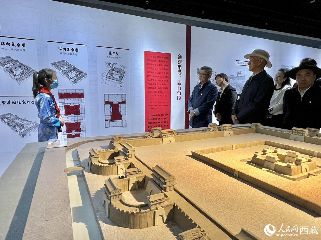 參觀人員認(rèn)真聆聽(tīng)講解員的解說(shuō)。人民網(wǎng) 次仁羅布攝