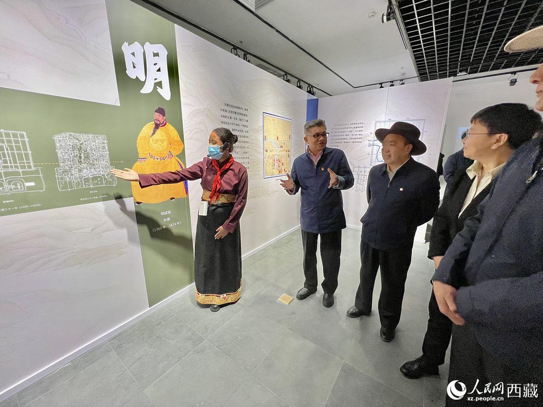 拉薩市北京實(shí)驗(yàn)中學(xué)的學(xué)生講解員進(jìn)行講解。人民網(wǎng) 次仁羅布攝