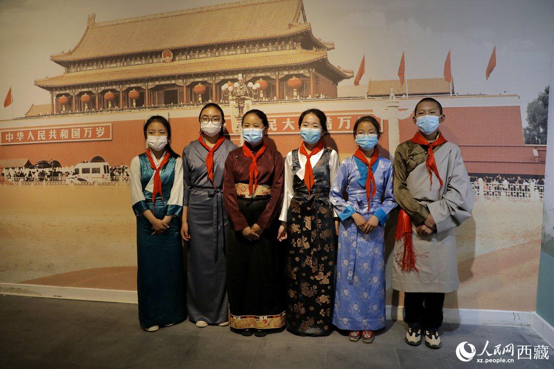 拉薩市北京實(shí)驗(yàn)中學(xué)的小講解員們。人民網(wǎng) 次仁羅布攝