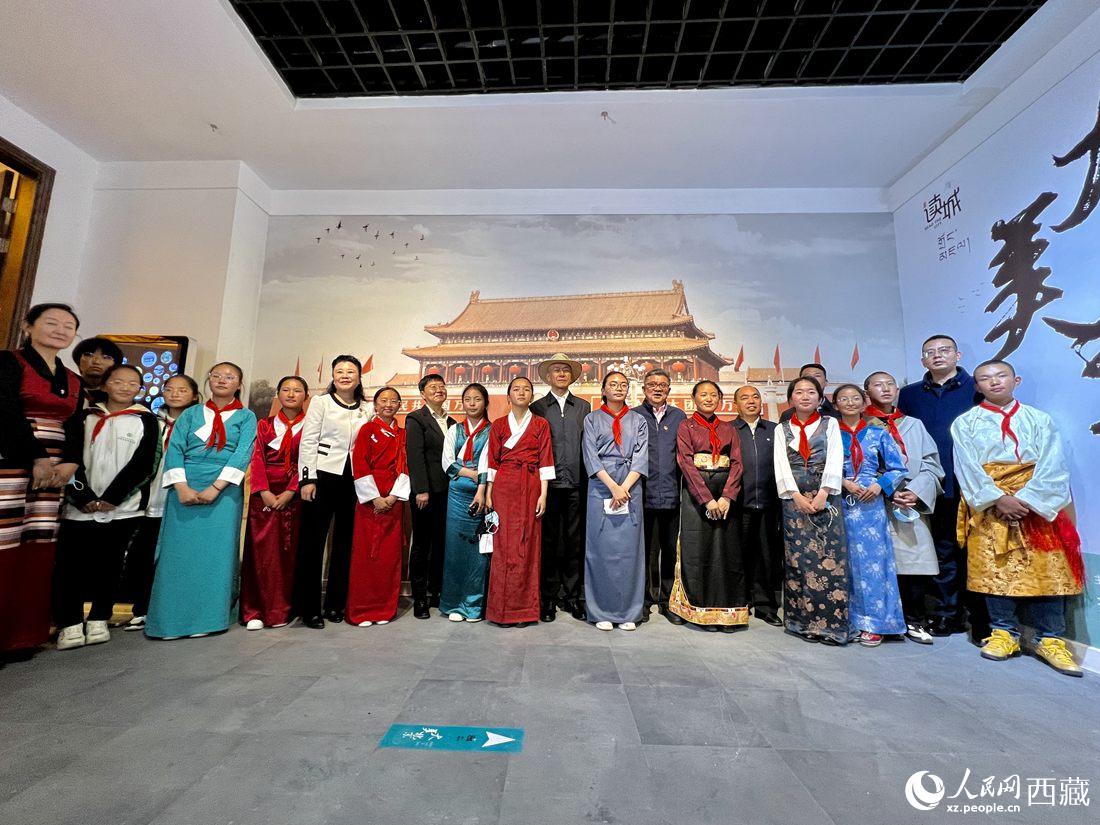 合影留念。人民網(wǎng) 次仁羅布攝