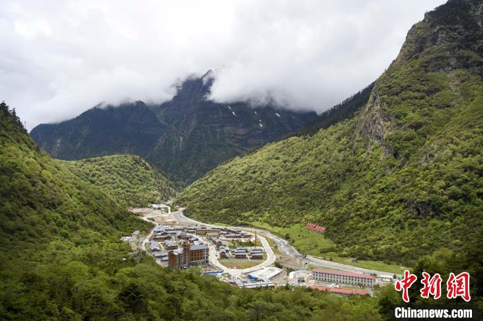 位于山間的玉麥鄉(xiāng)。