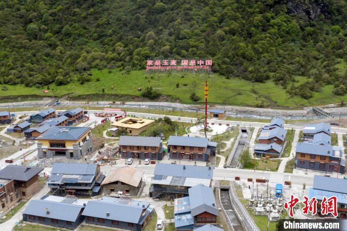 “家是玉麥 國(guó)是中國(guó)”的大字豎立在玉麥鄉(xiāng)旁的山腳上?！钊A峰 攝