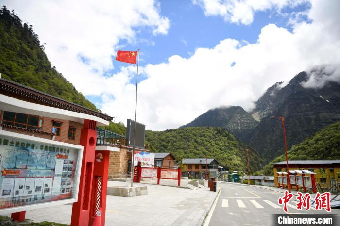 玉麥鄉(xiāng)內(nèi)道路變成了硬化路?！钊A峰 攝