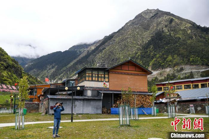 一位攝影愛(ài)好者在玉麥鄉(xiāng)拍攝?！钊A峰 攝