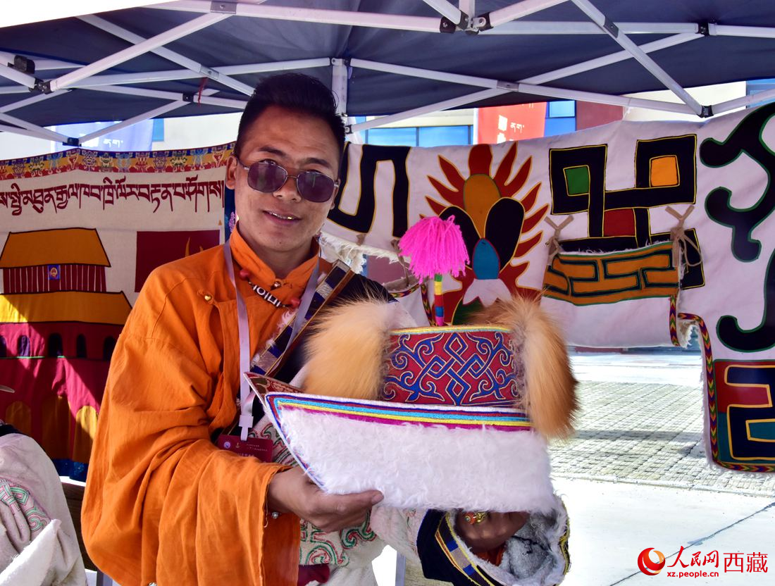 牧民展示手工作品。 人民網 李海霞攝