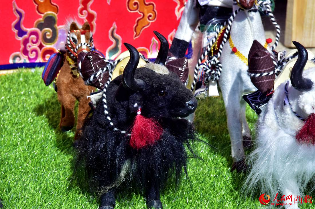 農牧民制作的旅游紀念品。人民網 李海霞攝