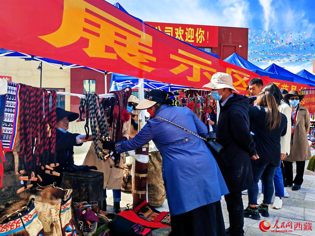 技能大賽現(xiàn)場引來不少客戶。人民網 李海霞攝