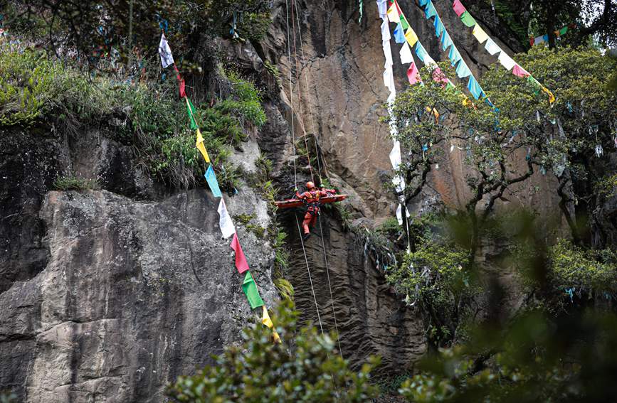 被困人員垂直提拉至安全位置。西繞拉翁攝