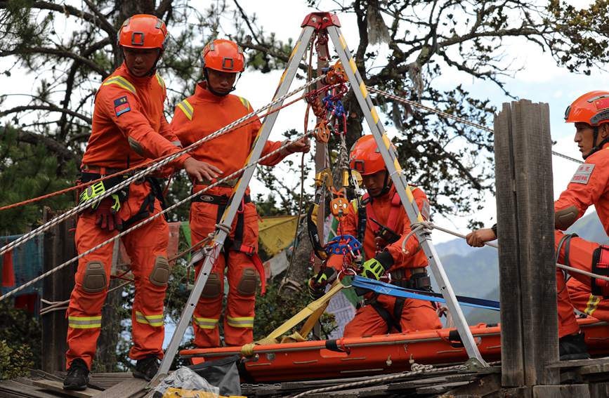 三腳架設(shè)置錨點。西繞拉翁攝