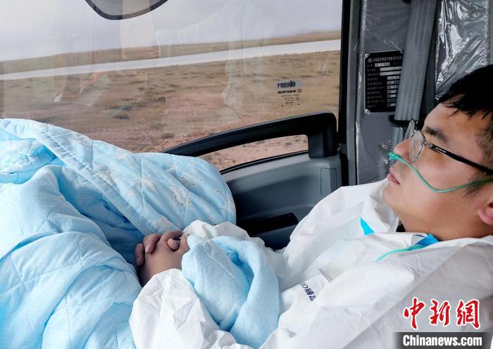 從咸陽開始到拉薩，閆光宇和朋友吃住均不離車。　鄭朋 攝