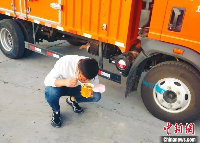 由于沿路疫情原因，閆光宇和朋友只能在服務(wù)區(qū)簡餐?！∴嵟?攝