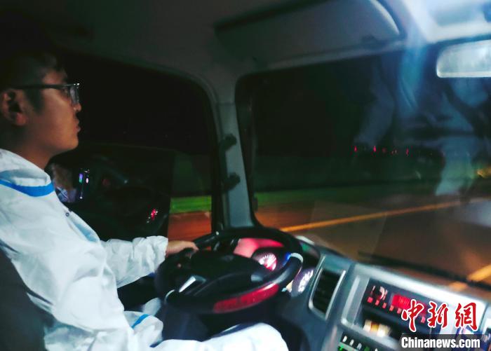 星夜疾馳，只為讓防疫物資早日抵達(dá)西藏?！∴嵟?攝