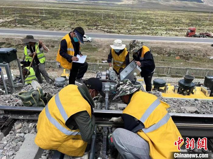 圖為青藏鐵路基礎(chǔ)設(shè)施“升級換代”施工現(xiàn)場?！‖F(xiàn)場作業(yè)人員供圖