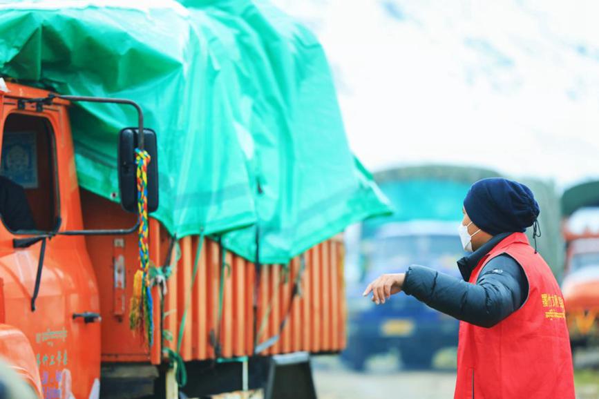 “紅馬甲”幫牧民順利轉(zhuǎn)場(chǎng)。洛克攝