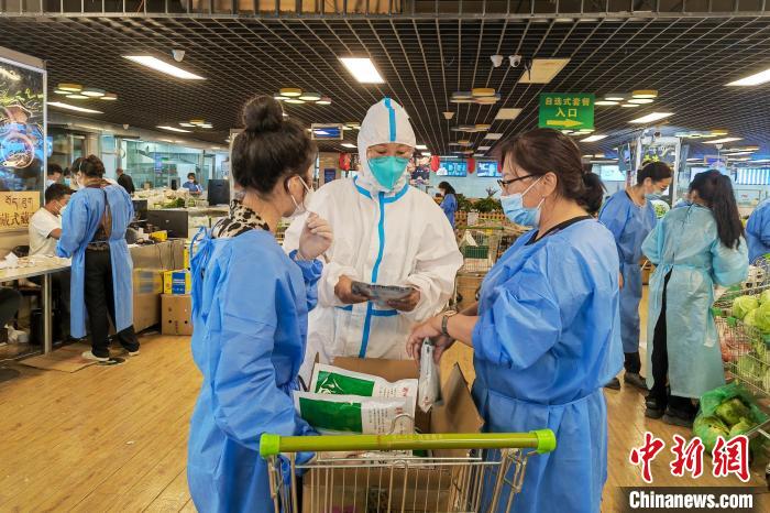 圖為疫情期間，西藏格拉丹東超市調(diào)配物資，保障市場供應(yīng)?！∈茉L者供圖