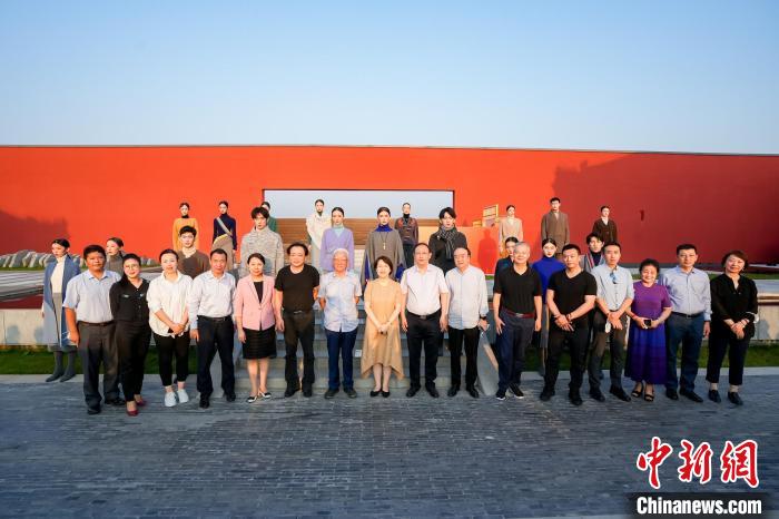 近40套藏式針織系列時(shí)裝亮相2022北京時(shí)裝周。　北京時(shí)裝周供圖