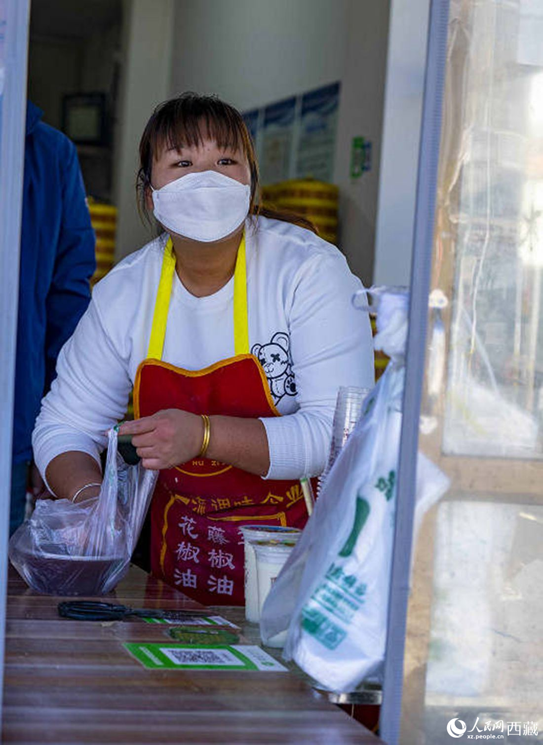 包子店老板正在為顧客打包早餐。人民網(wǎng) 次仁羅布攝