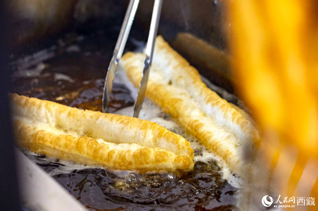 熱氣騰騰的油條。人民網(wǎng) 次仁羅布攝