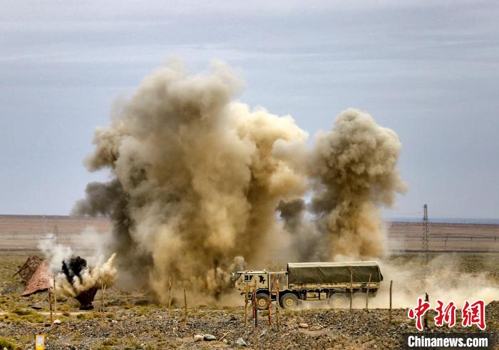 圖為模擬運輸分隊通過炮火路段?！?王先鋒 攝