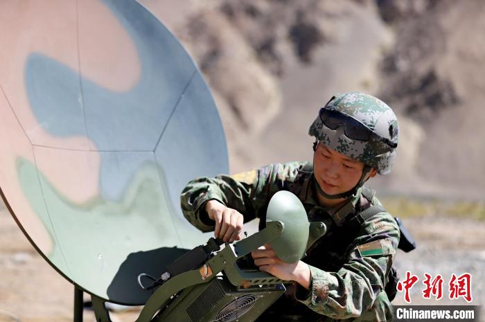 圖為官兵進行衛(wèi)星通訊架設?！?鄒寧寧 攝