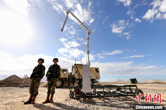 圖為野戰(zhàn)油庫開設?！?唐 堯 攝