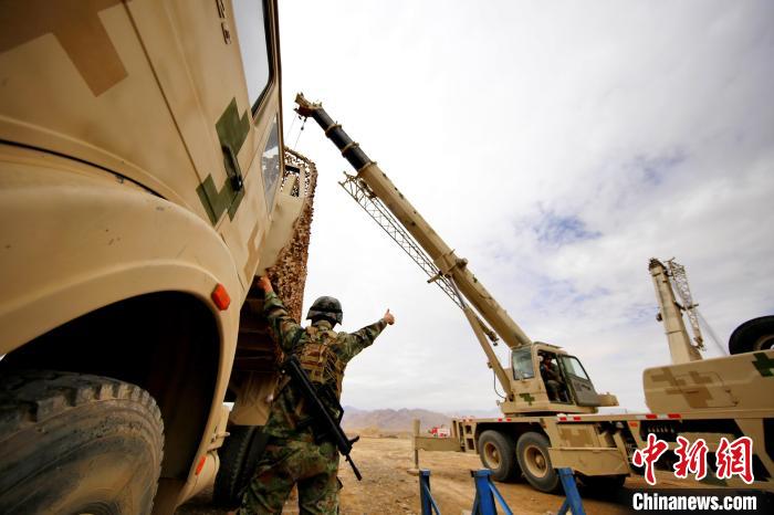 圖為野戰(zhàn)車輛搶修環(huán)節(jié)?！?祁漢智 攝