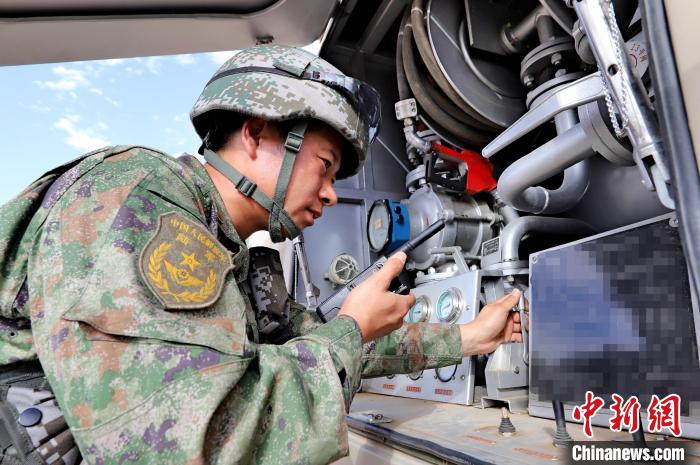 圖為群車加油科目演練現(xiàn)場?！?王先鋒 攝