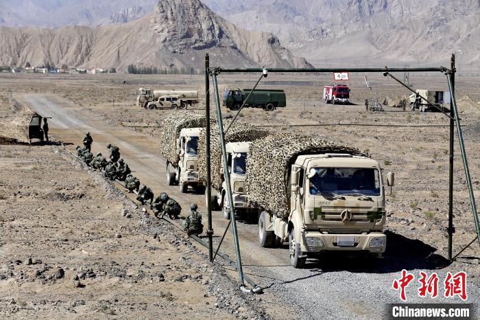 圖為野戰(zhàn)管線鋪設。　程子斌 攝