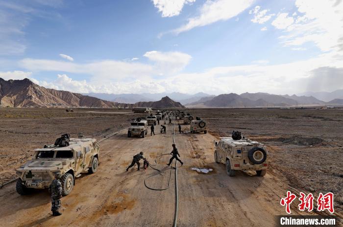 圖為群車加油科目演練現(xiàn)場?！?祁漢智 攝