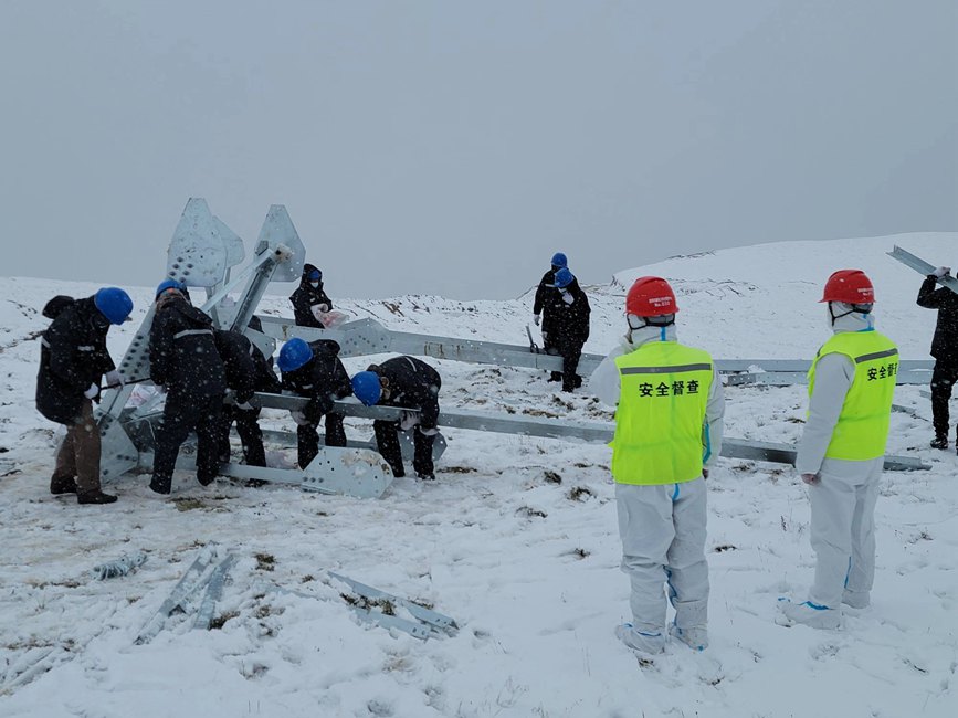 9月13日，電力施工人員正在對(duì)改造工器具進(jìn)行清點(diǎn)和組裝。秦鐘攝
