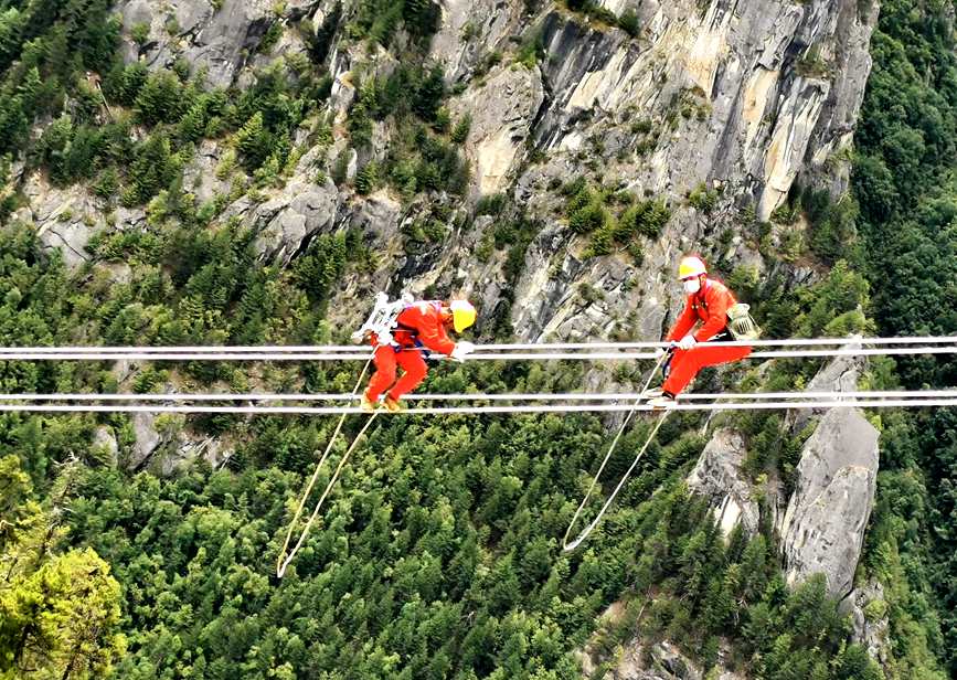 9月15日，電力檢修人員開(kāi)展左波線米堆冰川段導(dǎo)線扭絞處理走線作業(yè)。旦尼攝