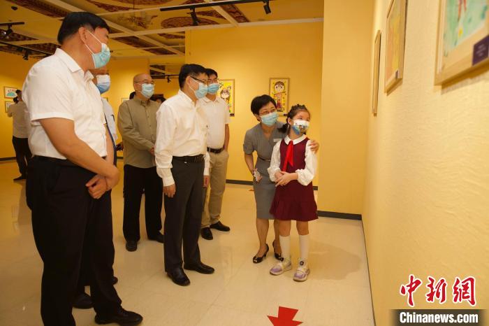 圖為與會(huì)嘉賓與入選畫作的“小作者”們一同觀展。　中國(guó)藏學(xué)研究中心供圖