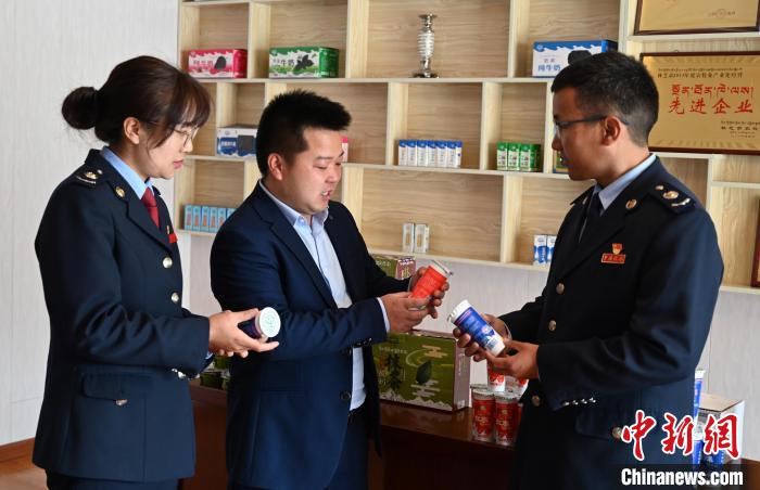 圖為林芝稅務部門上門了解企業(yè)情況，并宣講稅收政策。資料圖 趙朗 攝