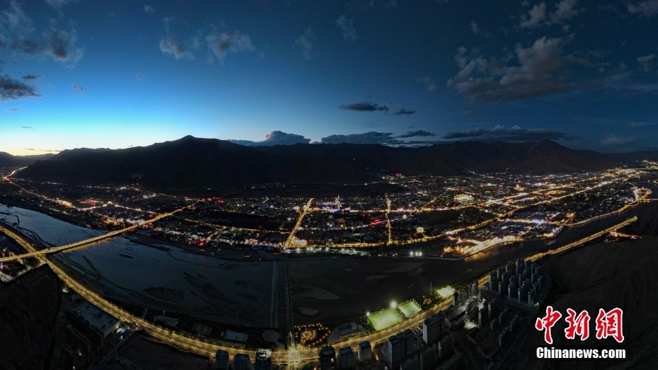 資料圖為2020年6月10日，拉薩城市入夜，燈光點亮高原古城夜色。（無人機畫面） <a target='_blank' href='/'><p  align=