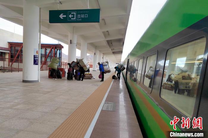 乘客乘復(fù)工專列抵達日喀則。　拉薩車務(wù)段 供圖