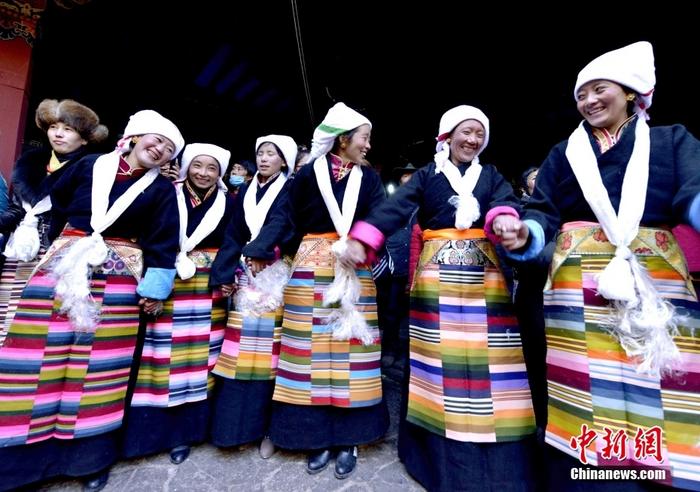 資料圖為2014年12月6日，拉薩民眾歡度“仙女節(jié)”。 <a target='_blank' href='/'><p  align=