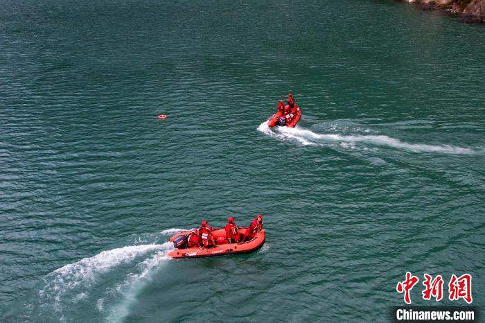 消防員操作舟艇進(jìn)行s型繞標(biāo)。　侯杰 攝