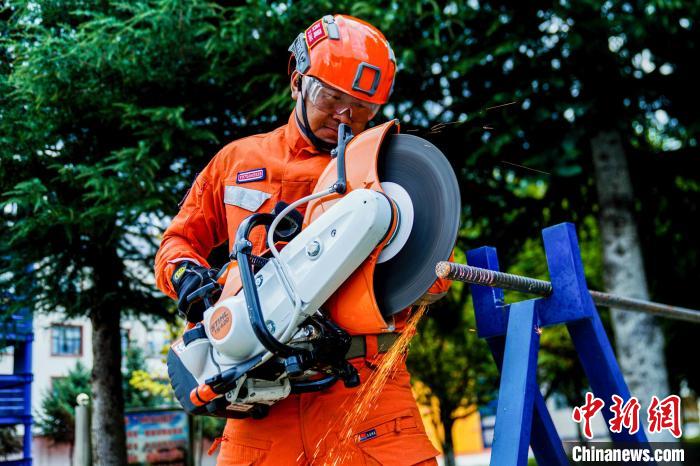 西藏林芝森林消防年度綜合救援技能大練兵活動現(xiàn)場。　侯杰 攝