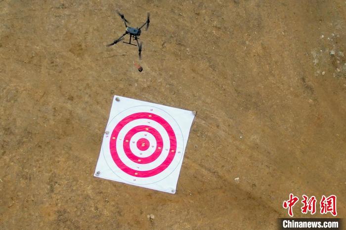 圖為消防員利用無人機(jī)空投滅火彈?！钣例?攝