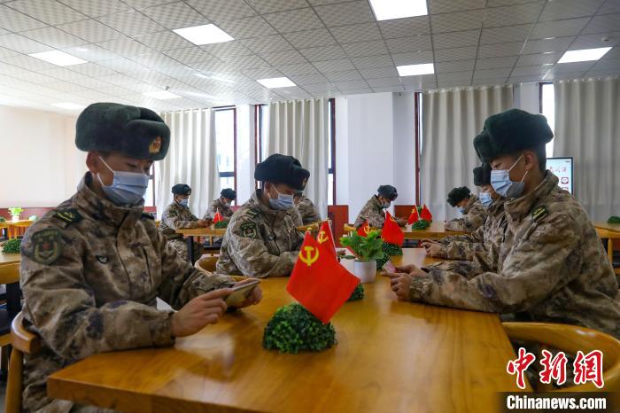 圖為阿里軍分區(qū)某邊防團組織官兵通過手機收聽收看二十大開幕盛況?！詵|供圖