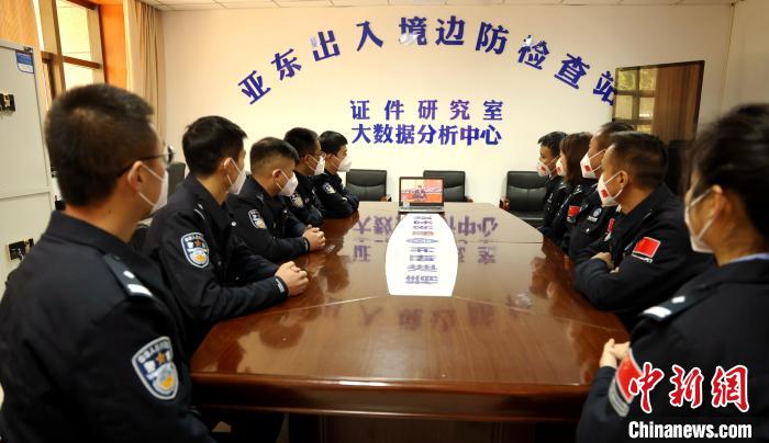 圖為西藏亞東出入境邊防檢查站組織民警收看二十大開幕會直播?！問|出入境邊防檢查站供圖