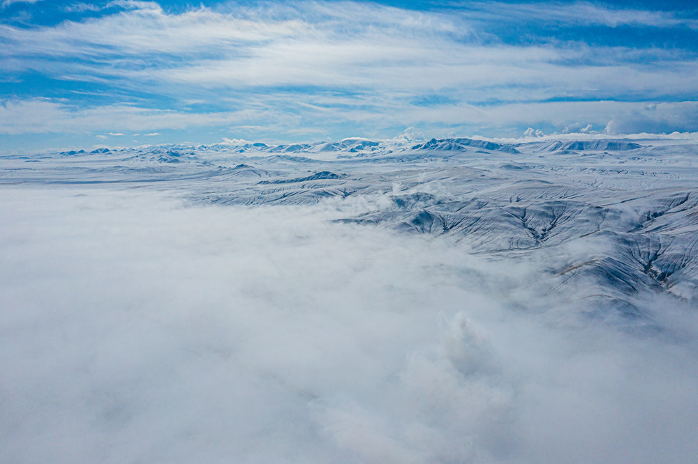 西藏阿里地區(qū)改則縣迎來(lái)初雪，銀裝素裹，美如畫(huà)卷。
