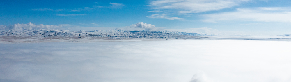 西藏阿里地區(qū)改則縣迎來(lái)初雪，銀裝素裹，美如畫(huà)卷。