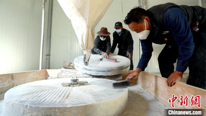 圖為合作社負(fù)責(zé)人完成糌粑加工后清掃水磨設(shè)施?！〖卫杩h融媒體中心供圖