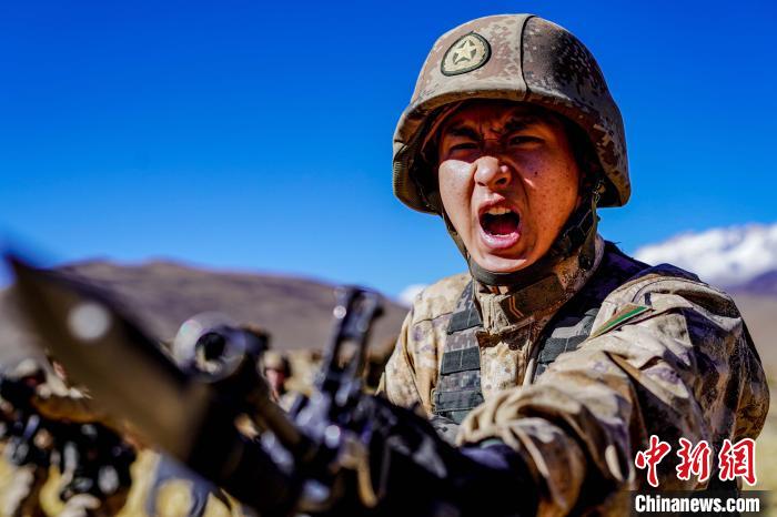 官兵正在進行刺殺操訓(xùn)練?！∥鞑厣侥宪姺謪^(qū)某團供圖