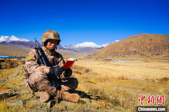 戰(zhàn)士正在品讀該團制作下發(fā)的二十大報告內(nèi)容匯編“口袋書” ?！∥鞑厣侥宪姺謪^(qū)某團供圖