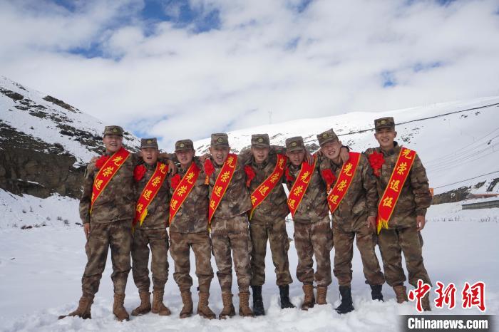 退伍老兵合照留念。　西藏山南軍分區(qū)某團供圖